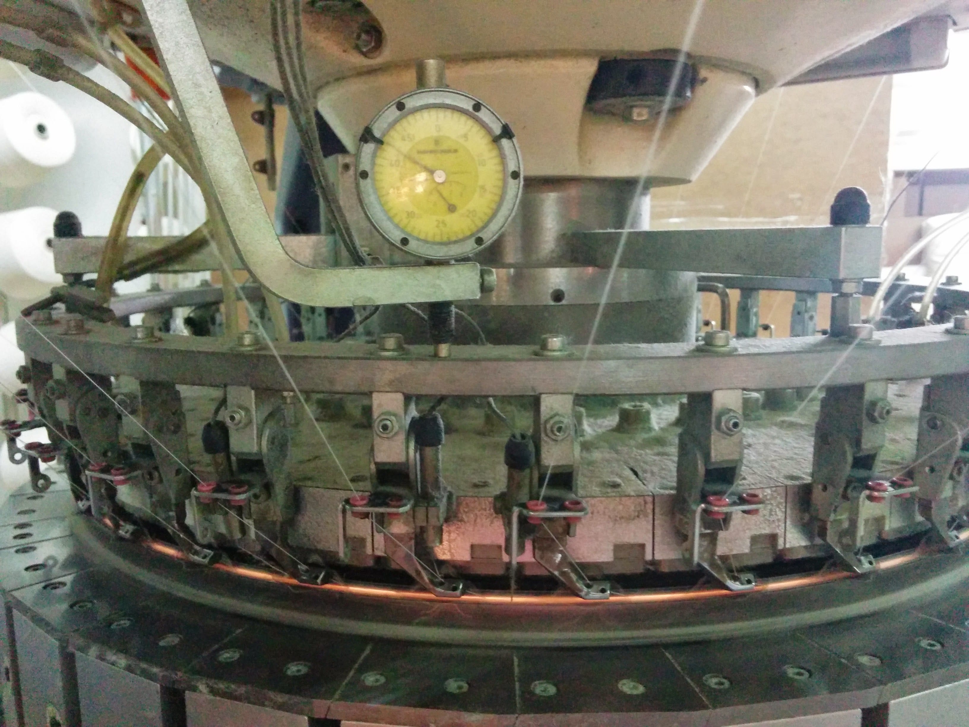Circular knitting machine needle bed